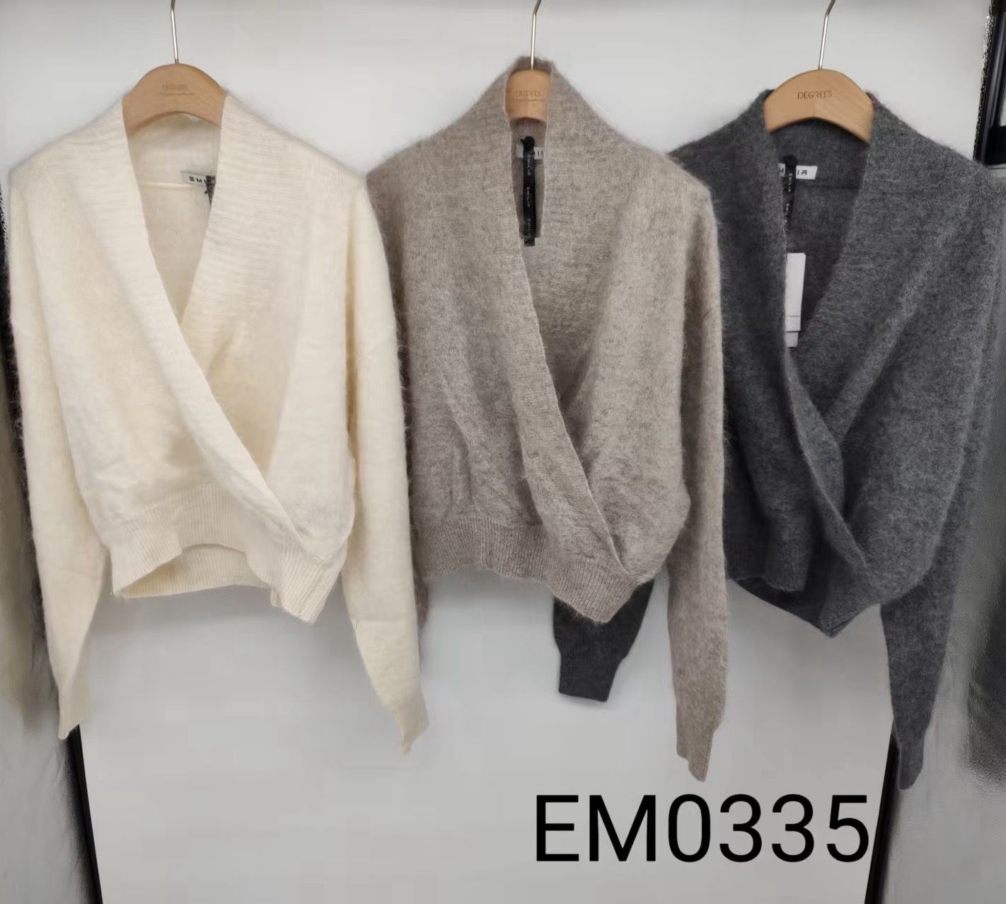 Sweter z głębokim dekoltem V