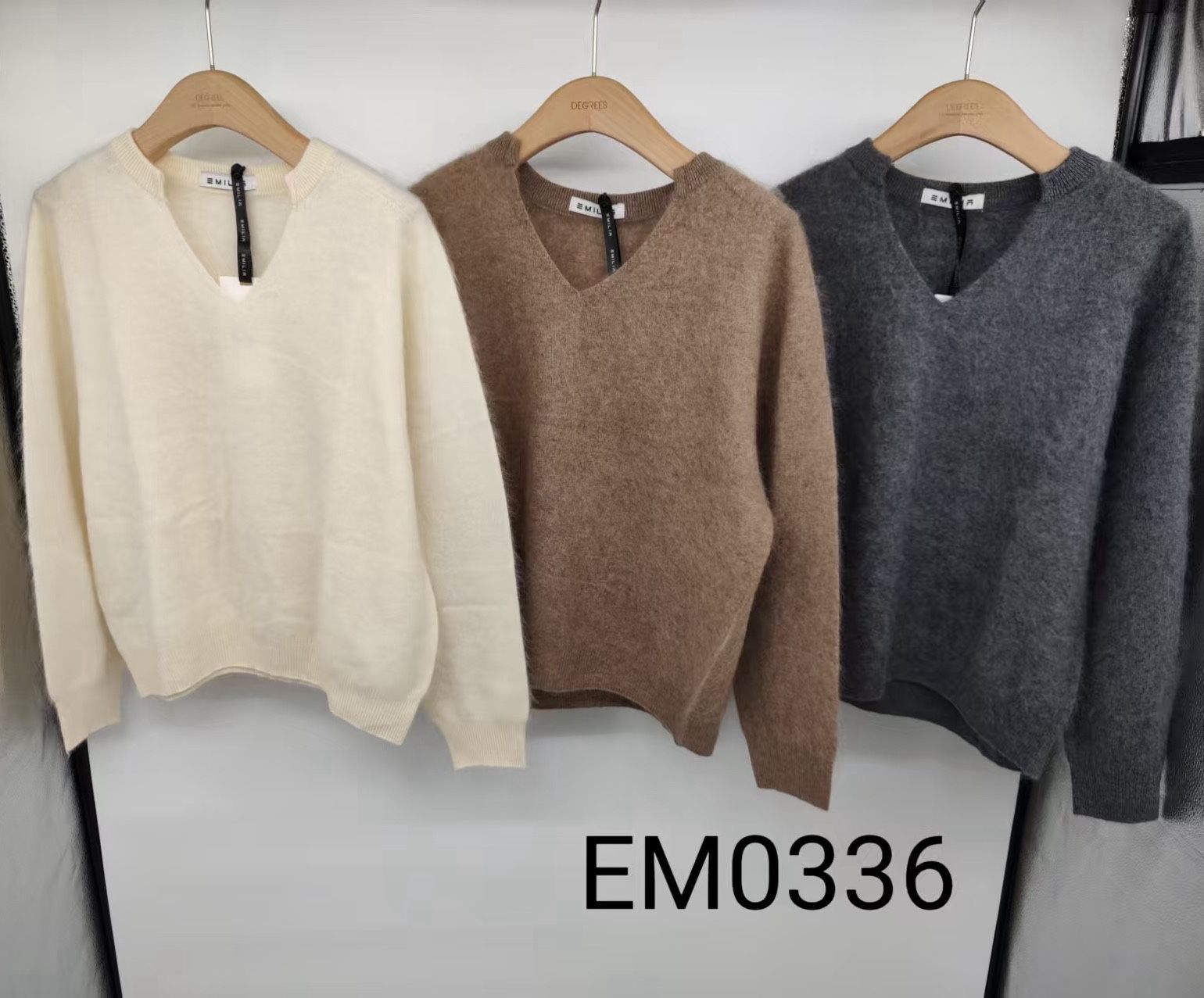 Sweter z dekoltem w serek
