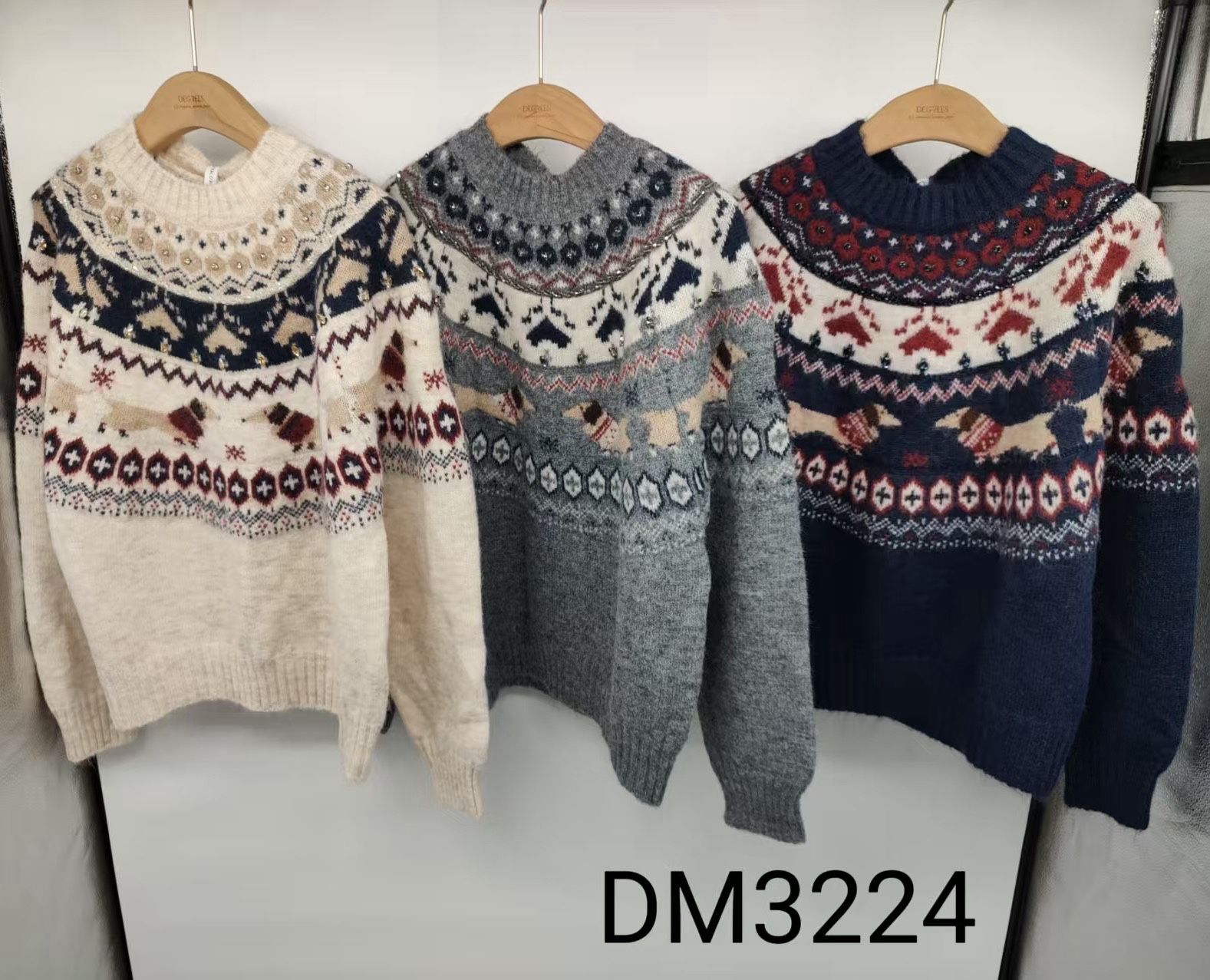 Sweter z geometrycznym wzorem