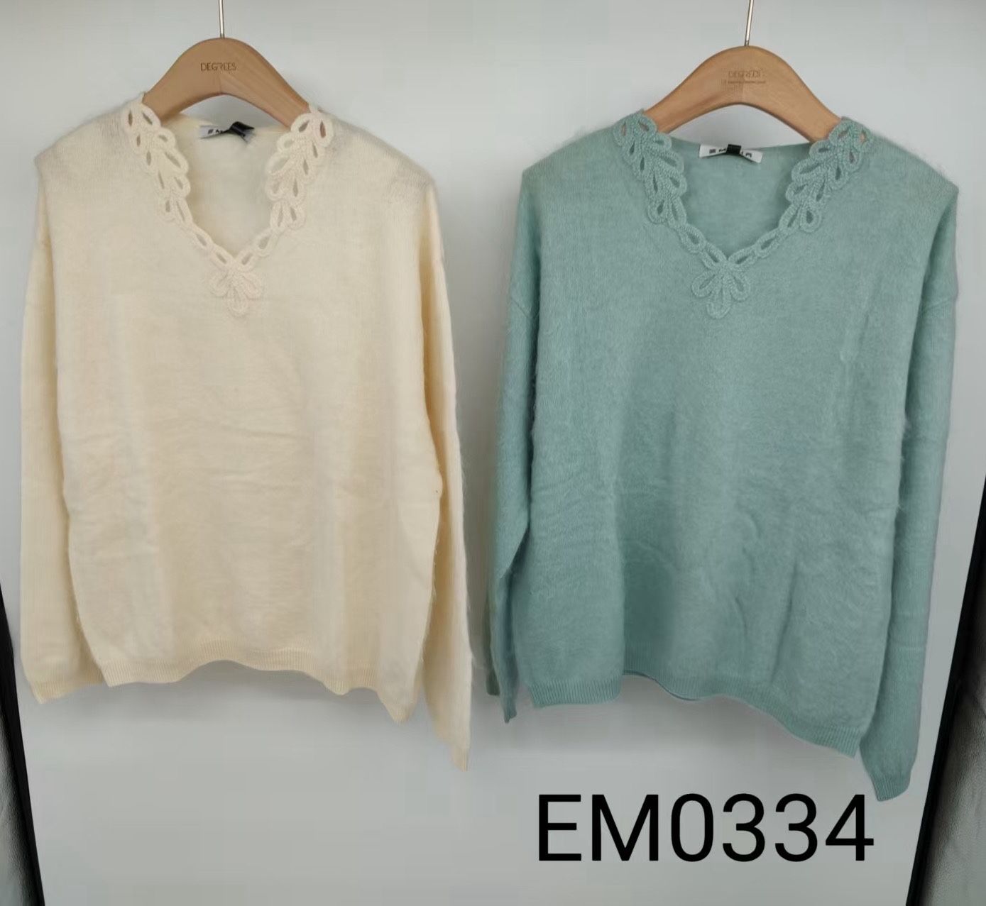 Sweter z Haftem V