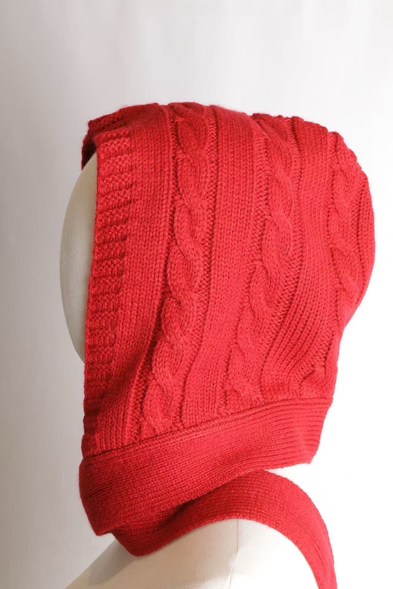Czapka bonnet z warkoczem