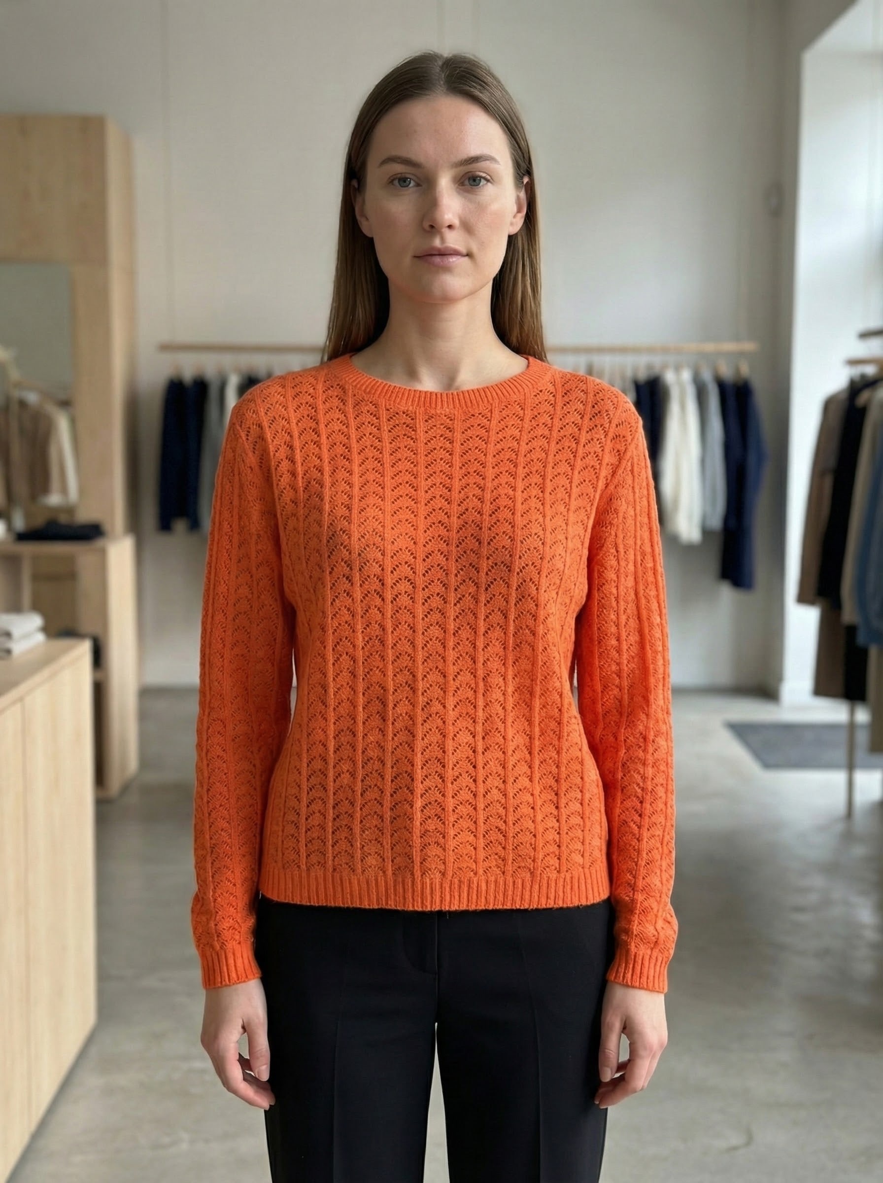 Sweter prążkowany z dekoltem